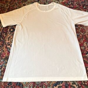 Men’s Lululemon live in practice short sleeve top L
